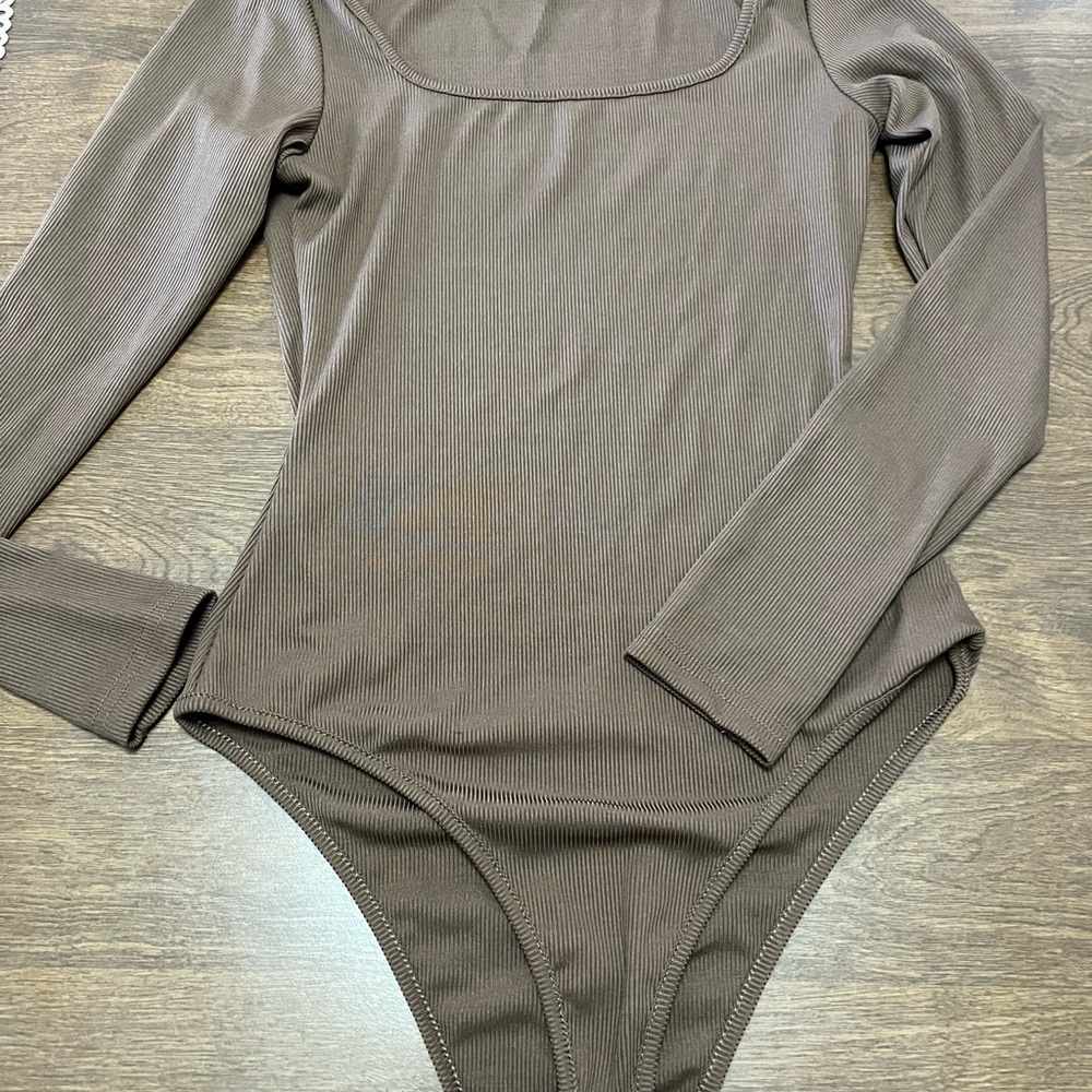 2 long sleeve body suits black and brown